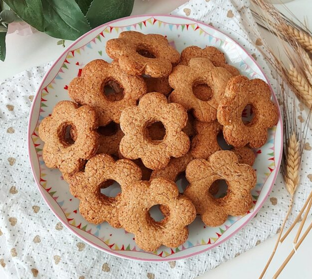 biscotti integrali, biscotti senza uova, biscotti senza burro, biscotti vegani, dolce da inzuppo, biscotti leggeri, biscotti genuini, ricetta facile e veloce, colazione sana, merenda golosa, pasticceria casalinga, ricetta tradizionale italiana, biscotti con farina integrale, biscotti con olio di semi, biscotti con latte vegetale, biscotti con zucchero di canna, ricetta senza lattosio, ricetta per intolleranti, biscotti fatti in casa, ricetta con lievito, dolci per bambini, biscotti da tè, biscotti da caffè, ricetta della nonna, cucina naturale, cucina vegana, dolci per buffet, biscotti con frutta secca, biscotti con semi, colazione italiana