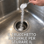 lavandino intasato, sturare lavandino, deodorare scarico, scarico bloccato, rimedi naturali per scarichi, bicarbonato e aceto, sturare scarico in 10 minuti, pulire lavandino, scarico intasato rimedi, cattivi odori scarico, pulizie naturali, rimedi della nonna, sturare scarico cucina, sturare scarico bagno, disostruire lavandino, sturalavandino, pulizia ecologica, prodotti naturali per la casa, aceto bianco usi, bicarbonato usi, limone usi, sale grosso usi, deodorante naturale, pulizie fai da te, manutenzione della casa, prevenire intasamenti, filtro per scarico, oli essenziali per la casa, casa pulita senza prodotti chimici, pulizie economiche