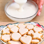 glassa all'acqua, glassa per biscotti, glassa per torte, glassa fatta in casa, ricetta glassa, ghiaccia reale, glassa al cioccolato, decorare biscotti, decorare torte, glassa colorata, colorante alimentare, sac à poche, cupcake decorati, bignè glassati, plumcake glassati, ciambelle glassate, donuts glassati, pasticceria casalinga, preparazioni di base, ricetta facile e veloce, glassa senza albume, glassa al limone, glassa all'arancia, glassa alla vaniglia, glassa alla mandorla, decorazioni per dolci, ricette per bambini, dolci per feste, cucina creativa, pasticceria italiana