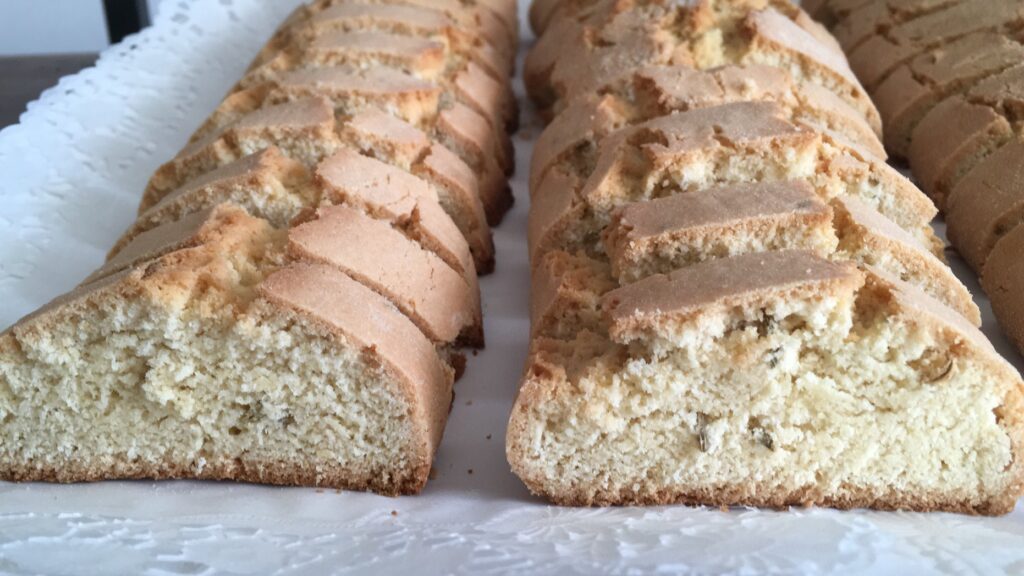 anicini calabresi, biscotti all'anice, ricetta anicini, biscotti morbidi, dolci calabresi, tradizione calabrese, biscotti da inzuppo, liquore all'anice, semi di anice, biscotti fatti in casa, ricetta facile e veloce, dolci da dispensa, biscotti da colazione, merenda golosa, pasticceria casalinga, ricetta tradizionale italiana, dolci regionali, cucina calabrese, biscotti soffici, pan di spagna, biscotti con lievito, dolci per buffet, dessert fine pasto, biscotti da tè, ricetta della nonna, cucina italiana autentica, dolci con anice, biscotti da regalare, ricetta con uova e farina, dolci tradizionali calabresi