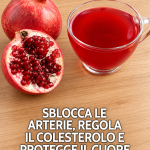 colesterolo alto rimedi naturali, sbloccare arterie, abbassare colesterolo naturalmente, aterosclerosi prevenzione, dieta mediterranea cuore, colesterolo LDL, colesterolo HDL, trigliceridi, placca arteriosa, infiammazione cronica, omega-3 cuore, frutta secca colesterolo, mandorle benefici, olio extravergine d'oliva, riso rosso fermentato, statine naturali, integratore colesterolo, alimenti per il cuore, salute cardiovascolare, prevenzione infarto, prevenzione ictus, attività fisica cuore, smettere di fumare, peso forma, dieta antinfiammatoria, zuccheri raffinati, grassi trans, acido oleico, fitosteroli, polifenoli