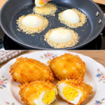 uova sode croccanti, uova al parmigiano, uova sode, antipasti sfiziosi, finger food, ricetta con 2 ingredienti, uova croccanti, cialda di parmigiano, uova gratinate, uova sode al forno, ricetta facile e veloce, aperitivo, buffet, antipasti per buffet, cucina italiana autentica, ricette della nonna, uova sode ripiene, uova alla monachina, uova gratinate con besciamella, ricetta con uova, secondo piatto veloce, piatto unico, uova croccanti in friggitrice ad aria, parmigiano reggiano, grana padano, pecorino, paprika, pepe nero, erba cipollina, prezzemolo, antipasti per aperitivo