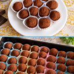 tartufi di savoiardi, tartufi di savoiardi senza forno, ricetta tartufi di savoiardi, tartufi di savoiardi al cioccolato, tartufi di savoiardi al cocco, tartufi di savoiardi alle nocciole, tartufi di savoiardi al pistacchio, tartufi di savoiardi all'arancia, tartufi di savoiardi al caffè, tartufi di savoiardi al rum, tartufi di savoiardi al cioccolato bianco, tartufi di savoiardi senza glutine, tartufi di savoiardi vegani, tartufi di savoiardi salati, dolci fatti in casa, pasticceria fatta in casa, ricette della nonna, cucina italiana, savoiardi, cioccolato fondente, cioccolato al latte, cioccolato bianco, latte intero, burro, zucchero a velo, cacao amaro, estratto di vaniglia, rum, granella di nocciole, cocco grattugiato, come fare i tartufi di savoiardi, sciogliere cioccolato, formare tartufi, rotolare tartufi, conservazione tartufi di savoiardi, tartufi in frigorifero, tartufi in freezer, dolce senza forno, dolce veloce, dolce facile, merenda fatta in casa, buffet di dolci, regalo di Natale fatto in casa, abbinamento caffè, abbinamento tè, abbinamento vino dolce, Moscato d'Asti, Passito