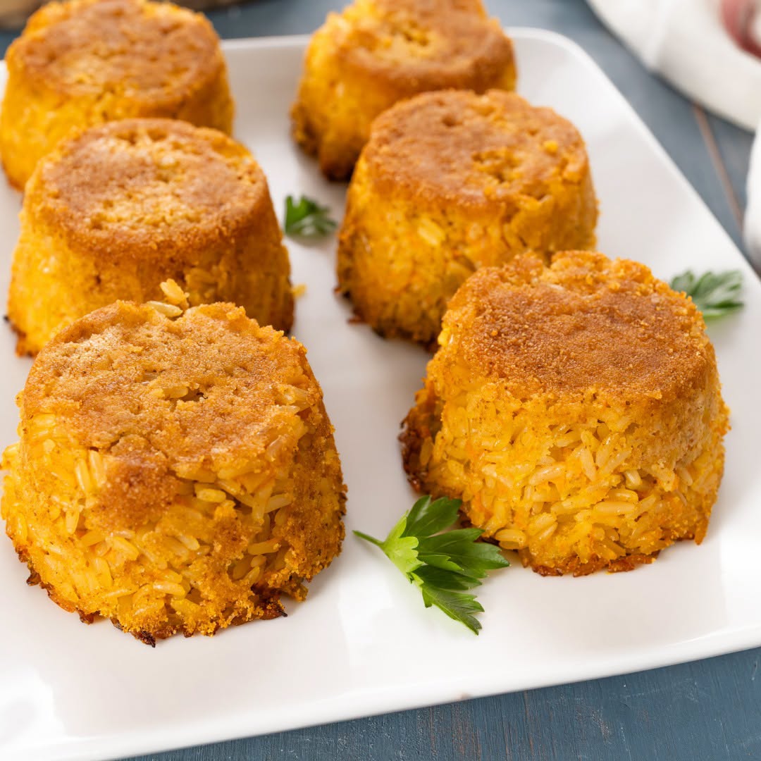 tortini di riso alla zucca, tortini di riso, riso alla zucca, ricetta tortini di riso, piatto autunnale, zucca, risotto alla zucca, monoporzioni, antipasto autunnale, primo piatto autunnale, piatto unico, ricetta facile e veloce, cucina italiana autentica, ricette con zucca, tortini al forno, tortini filanti, gorgonzola, scamorza, provola, salsiccia, riso venere, liquirizia, amaretto, noci, erbe aromatiche, meal prep, buffet, pranzo in famiglia, cena con gli amici, verdure di stagione, cucina naturale