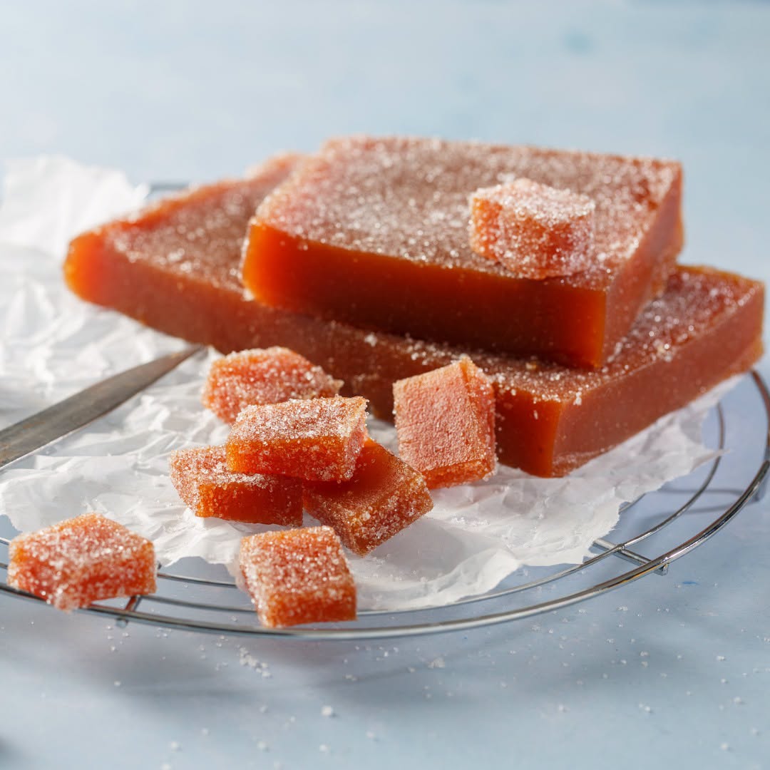cotognata, ricetta cotognata, mele cotogne, confettura solida, marmellata di mele cotogne, dolce autunnale, ricetta tradizionale siciliana, ricetta salentina, conserve fatte in casa, ricetta antica, dolce da taglio, caramelle gelée, cotognata siciliana, cotognata salentina, ricetta facile e veloce, pasticceria casalinga, dolci fatti in casa, ricetta della nonna, cucina italiana autentica, conserve di frutta, mele cotogne benefici, ricette autunnali, dolci per buffet, abbinamento formaggi, cotognata speziata, cotognata al limone, conservazione cotognata, idee regalo fatte in casa, cucina naturale, tradizione culinaria italiana
