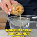 aquafaba, acqua di ceci, aquafaba cos'è, aquafaba benefici, aquafaba controindicazioni, aquafaba usi in cucina, sostituto uova, sostituto albume, cucina vegana, ricette vegane, meringhe vegane, maionese vegana, mousse al cioccolato vegana, semifreddo vegano, pan di spagna vegano, legumi in barattolo, ceci secchi, fagioli cannellini, alga kombu, acido fitico, Fodmap, colon irritabile, proteine vegetali, fibre, vitamine del gruppo B, ferro, potassio, grassi buoni, acido linoleico, colesterolo, alimentazione sana, cucina naturale